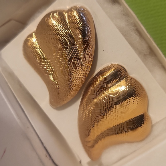 NIB Avon gold tone stud post vintage 1990 - Picture 1 of 3